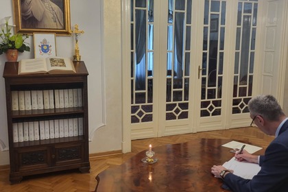 Посланик Петко Дойков се подписа в книгата за съболезнования в Апостолическа Нунциатура в Белград