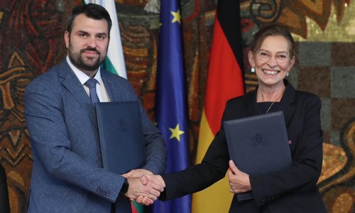 Министър Георг Георгиев и посланикът на Федерална република Германия Ирене Мария Планк подписаха споразумение за временно представителство при обработката на заявления за транзитни визи за определена категория лица от Република Турция