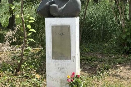 Поднасяне на цветя на паметника на Христо Ботев в гр. Голс