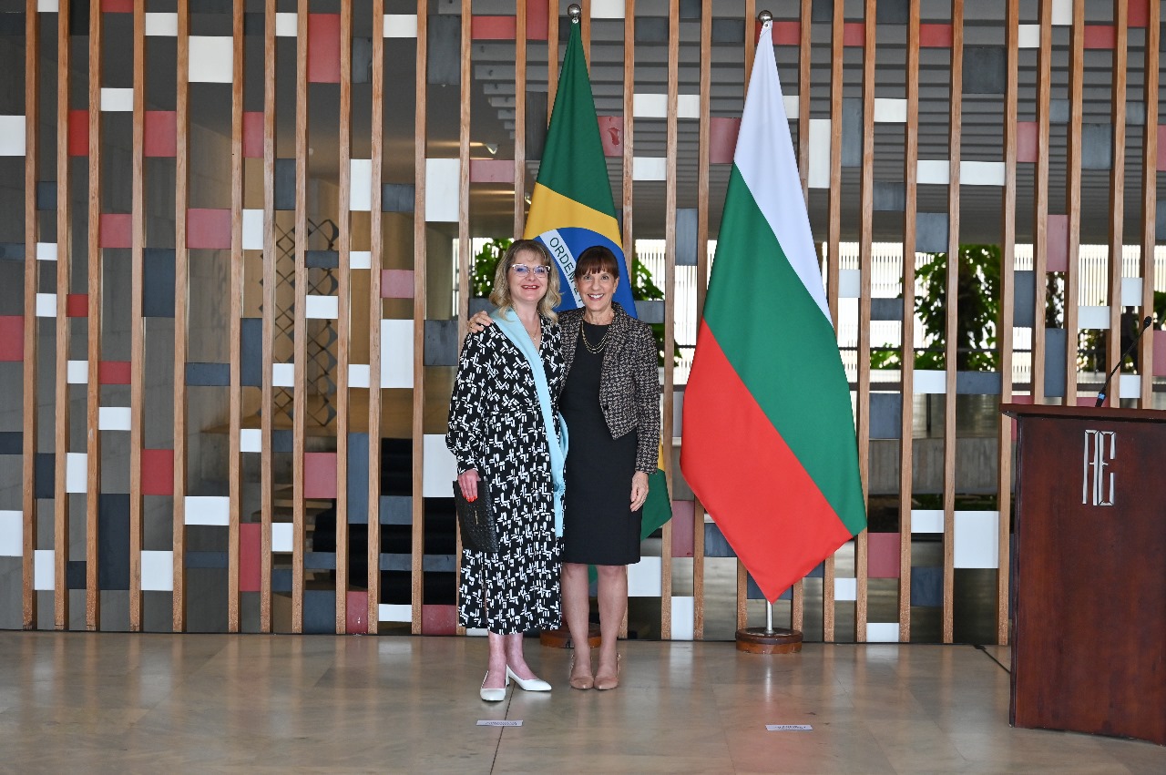 Награждаване на Посланик Божидара Сърчаджиева