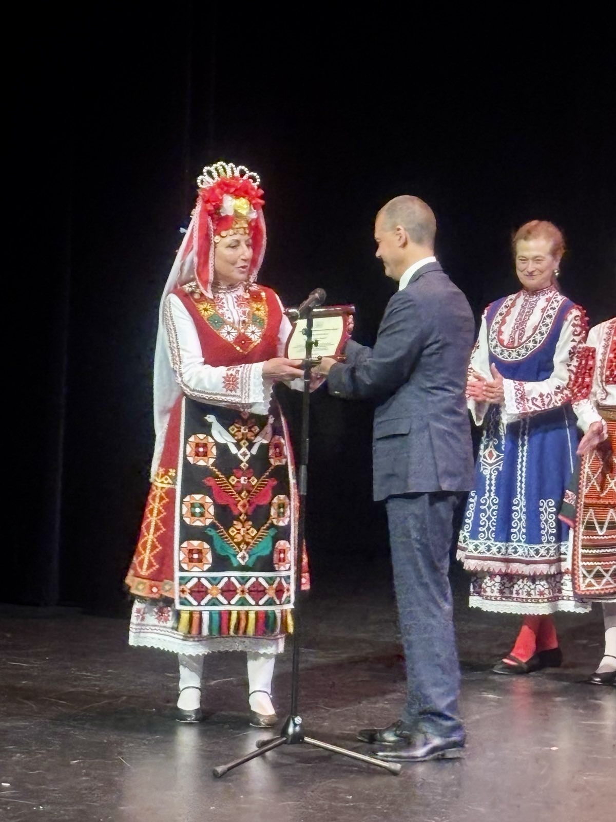 Honorary award granted to the Bulgarian Folklore Ensemble "Rodina" (Ottawa) on the occasion of its 25th anniversary