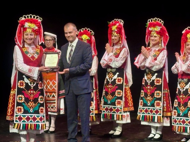 Honorary award granted to the Bulgarian Folklore Ensemble "Rodina" (Ottawa) on the occasion of its 25th anniversary