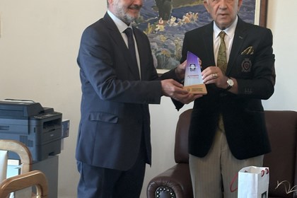 Тържествено връчване на диплома на студент завършил УниБИТ в Посолството на Р България в Р Кипър от проф. д.ик.н. Стоян Денчев и попдисване на меморандум за сътрудничество между Съюза на българите в Кипър и УниБИТ