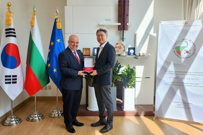 Признание за Н.Пр. Бе Джонгин, зам.-министър на външните работи на Република Корея и бивш посланик на страната в Република България