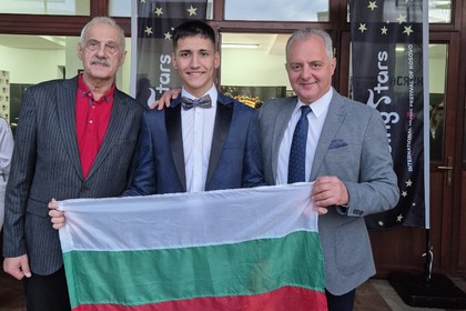 Посланик Христо Краевски поздрави  младия български изпълнител Алекс Карабоев от Горна Оряховица, който заслужено спечели бурните аплодисменти на публиката на 8-мия Международен фестивал „Rising stars”