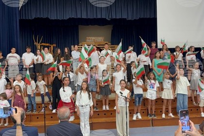 Tържество по случай 10-годишнината на училище „Родна стряха“ в гр. Арадипу