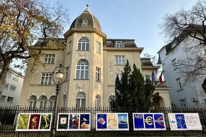 Експониране на изложбата „България и еврото“ на оградата на  Посолството на Република България в Будапеща, Унгария