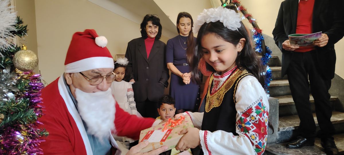 ДЕЦАТА ОТ БЪЛГАРСКОТО НЕДЕЛНО УЧИЛИЩЕ В МАРОКО ОТБЕЛЯЗАХА НАСТЪПВАЩИТЕ КОЛЕДНИ И НОВОГОДИШНИ ПРАЗНИЦИ