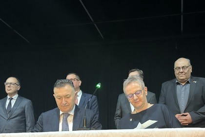 Кметът на Карлово д-р Емил Кабаиванов и кметът на Зеехайм-Югенхайм г-жа Биргит Канегисер подписаха меморандум за побратимяване между двата града