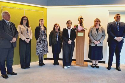 Поднасяне на цветя пред бюста на Димитър Пешев в Съвета на Европа