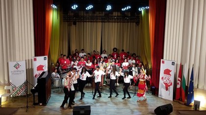 Тунизийски и български ученици изпълняват заедно народни песни и танци