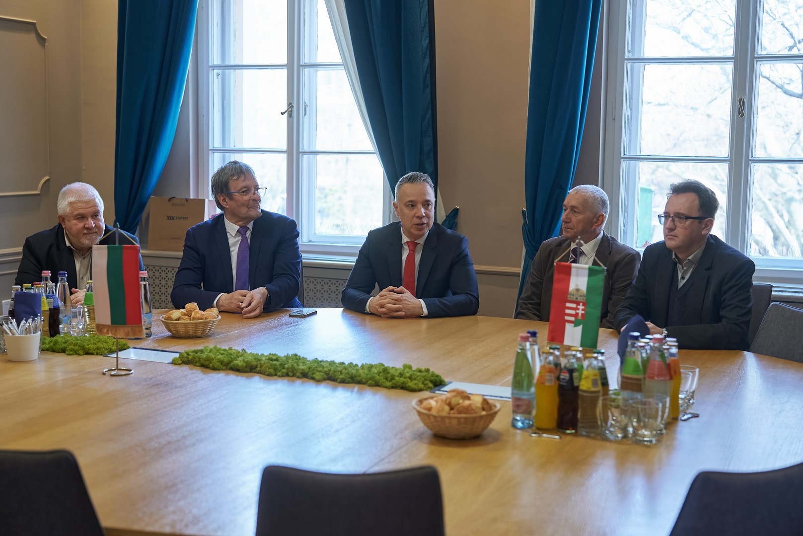 Среща на посланик Мария Ангелиева с Петер Гайда, кмет на XIX район на Будапеща – Кишпещ Отбелязване на Световния ден на водата на родопската чешма в Кишпещ