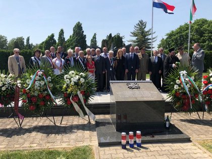 Награждаване на посланик Димитрова с орден от министъра на отбраната на България