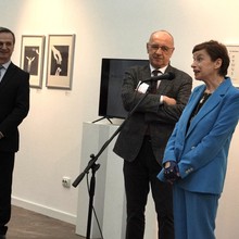 Изложбата „Най-малко четири прегръдки на ден, поне 30 секунди всяка“ на Мая Спасова и Ирис Дитлер бе открита в галерия „Мисията"