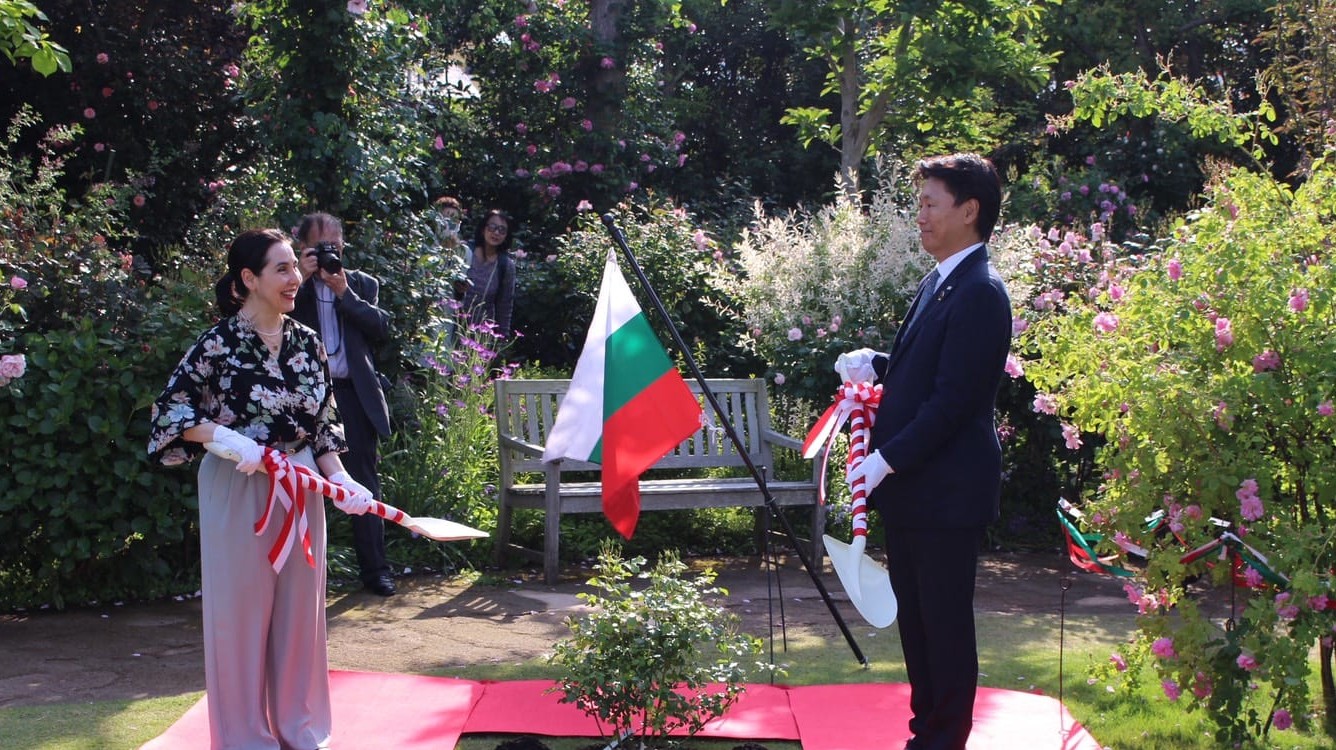 ブルガリアフェスティバルの開催（横浜市の「横浜イングリッシュガーデン」ローズガーデンにて）