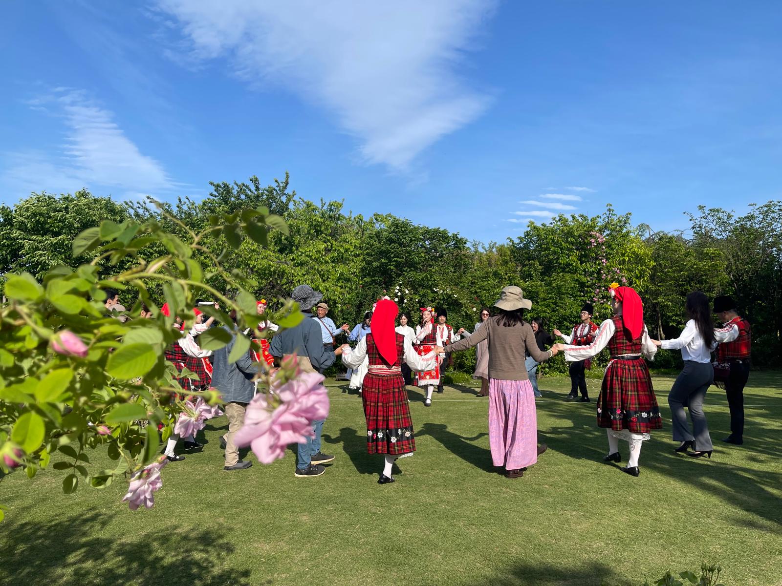 ブルガリアフェスティバルの開催（横浜市の「横浜イングリッシュガーデン」ローズガーデンにて）