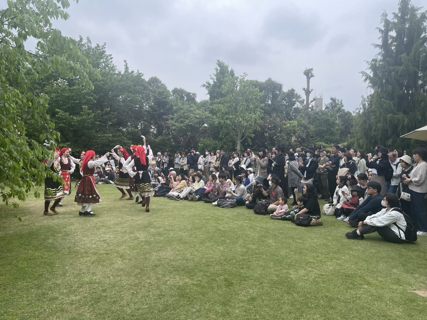 ブルガリアフェスティバルの開催（横浜市の「横浜イングリッシュガーデン」ローズガーデンにて）