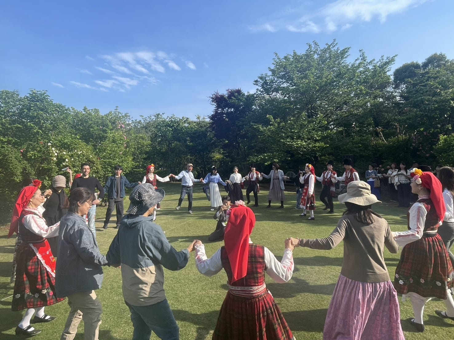 ブルガリアフェスティバルの開催（横浜市の「横浜イングリッシュガーデン」ローズガーデンにて）