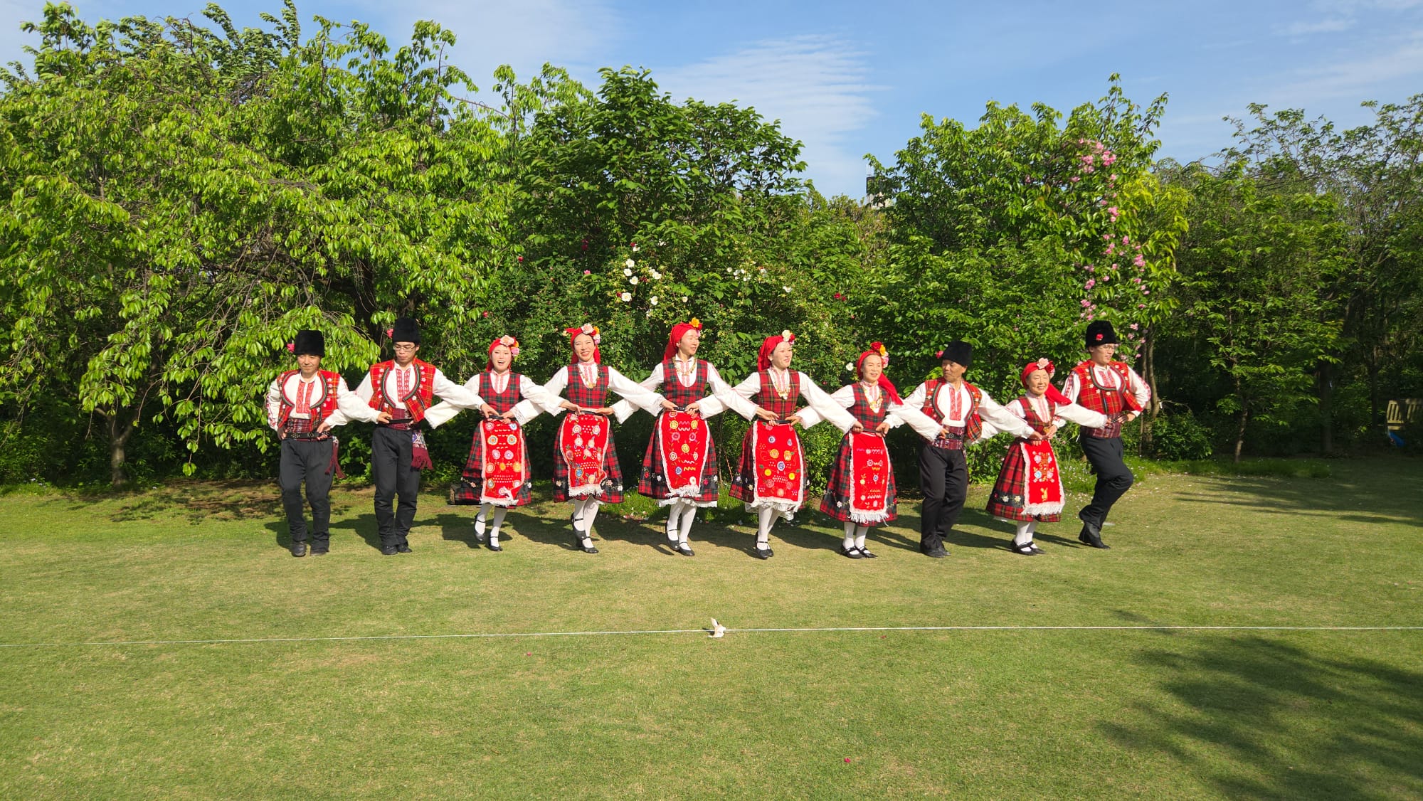 ブルガリアフェスティバルの開催（横浜市の「横浜イングリッシュガーデン」ローズガーデンにて）