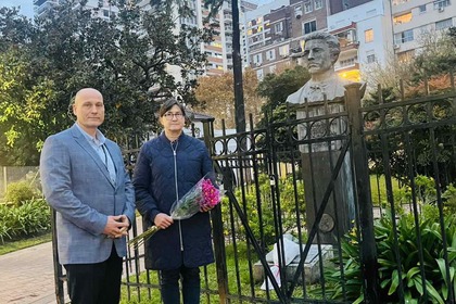 Генералният директор по глобалните въпроси г-жа Емилия Кралева отдаде почит пред паметника на Васил Левски в гр. Буенос Айрес, Аржентина