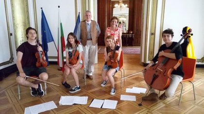 Музикантите от струнен квартет „Кодам“ посетиха българското посолство в Прага