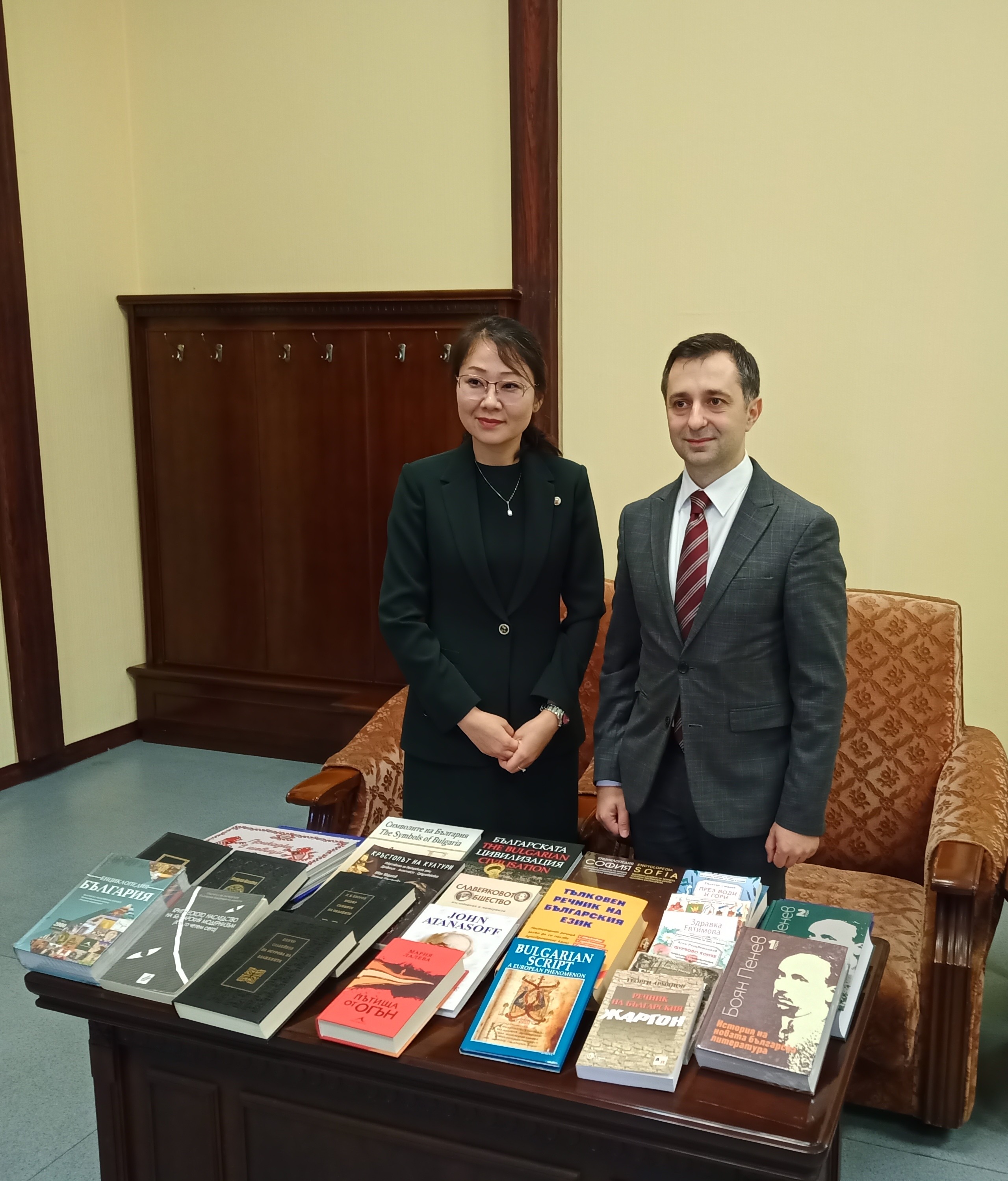 Избрани български книги бяха дарени на Народния дом на науката на КНДР