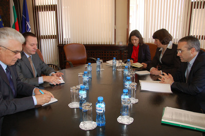 Romanian has no territorial claims in regard to Bulgaria, Romanian Ambassador Anton Pacuretu has assured the Foreign Ministry at a meeting