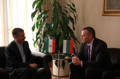 Министър Младенов връчи „Златна лаврова клонка” на посланика на Ислямска република Иран в България 
