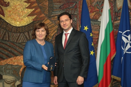 Minister Mitov confers the "Golden Laurel Bough" award on UNICEF Representative in Bulgaria Tanja Radocaj