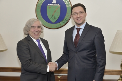 Министър Даниел Митов се срещна със Секретаря по енергетиката на САЩ Ърнест Мониз и с представителя по търговия Майкъл Фроман