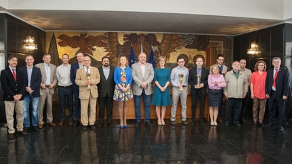 Deputy Prime Minister Zaharieva Presents Cup to Winner of First Chess Tournament for Diplomats