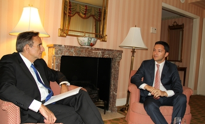 Кристиан Вигенин разговаря с посланик Карлос Паскуал