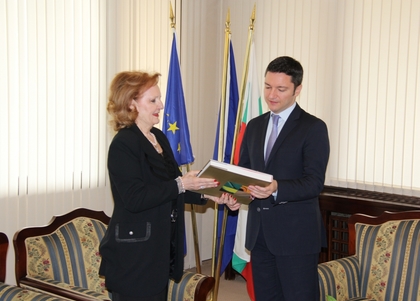 Среща на министър Вигенин с посланика на Хърватия Лйерка Алайбег