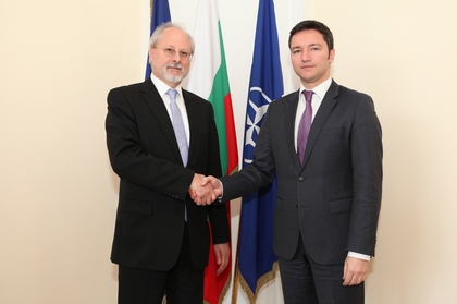 Министър Вигенин се срещна с помощник-генералния секретар на НАТО Тери Стаматопулос