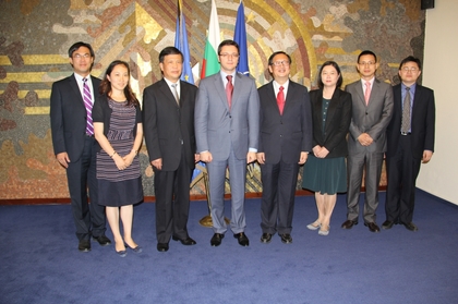 Среща на министър Вигенин с делегация от Шанхайския институт за международни изследвания