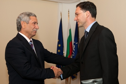 Министър Даниел Митов се срещна с посланик Шаул Камиса Раз