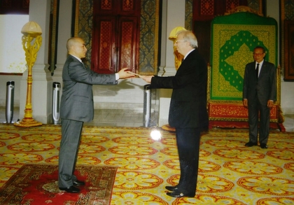 Посланик Евгени Стойчев връчи акредитивните си писма на краля на Камбоджа
