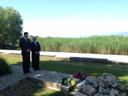 Министър Митов поднесе цветя на паметника на загиналите българи при трагедията в Охридското езеро