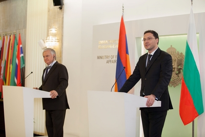 Министър  Митов се срещна с колегата си от Армения министър Налбандян