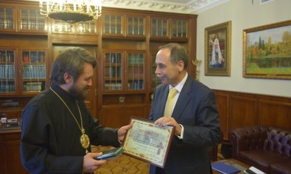 Посол Коцев вручил митрополиту Волоколамскому Илариону памятный знак, посвященный 1150-летию Крещения болгар и православно-славянскому духовному единению