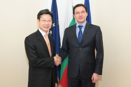 Министър Даниел Митов проведе прощална среща с посланика на Република Корея Шин Мен-хо