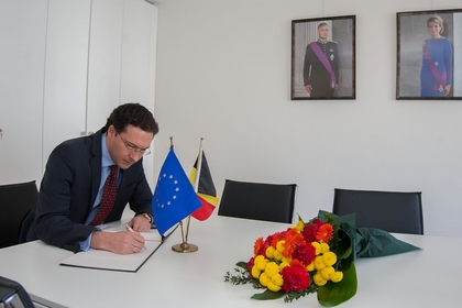 Министър Даниел Митов се разписа в книгата за възпоменание в Посолството на Кралство Белгия у нас