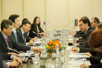 Засиленият политически диалог и възможностите за развитие на двустранните отношения в акцента на разговорите между министър Митов и министър Юн Бюнг-се
