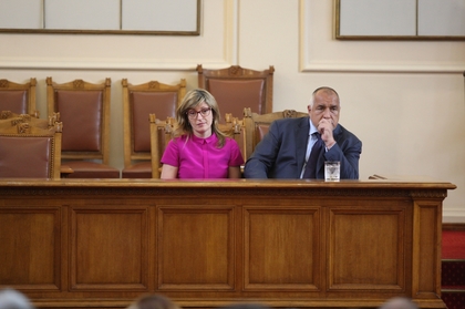 Екатерина Захариева: Благодаря на всички парламентарни групи за подкрепата  за договора с Република Македония