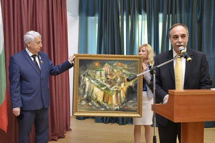 Чрезвычайный и Полномочный Посол Республики Болгария в Российской Федерации Бойко Коцев вручил ректору Российской международной академии туризма Евгению Трофимову памятный знак „Самарский крест”