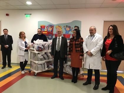 100 малки пациенти от болница в Скопие получиха подаръци от българското МВнР