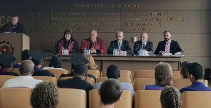 Хуан Карлос Лентихо участва в церемонията по връчване на дипломи в УНСС