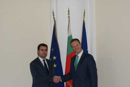 Георг Георгиев разговаря със заместник-ръководителя на дипломатическата мисия на САЩ в България