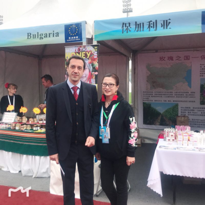 2018年10月21日保加利亚共和国 驻华大使格里戈尔·波罗扎诺夫先生 在北京参加 《大爱无国界》国际义卖活动的开幕式。保加利亚摊子上有保加利亚蜂蜜，葡萄酒和玫瑰精油护肤品。