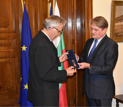 Награждаване на проф. Лука Велчов със Златна лаврова клонка на МВнР